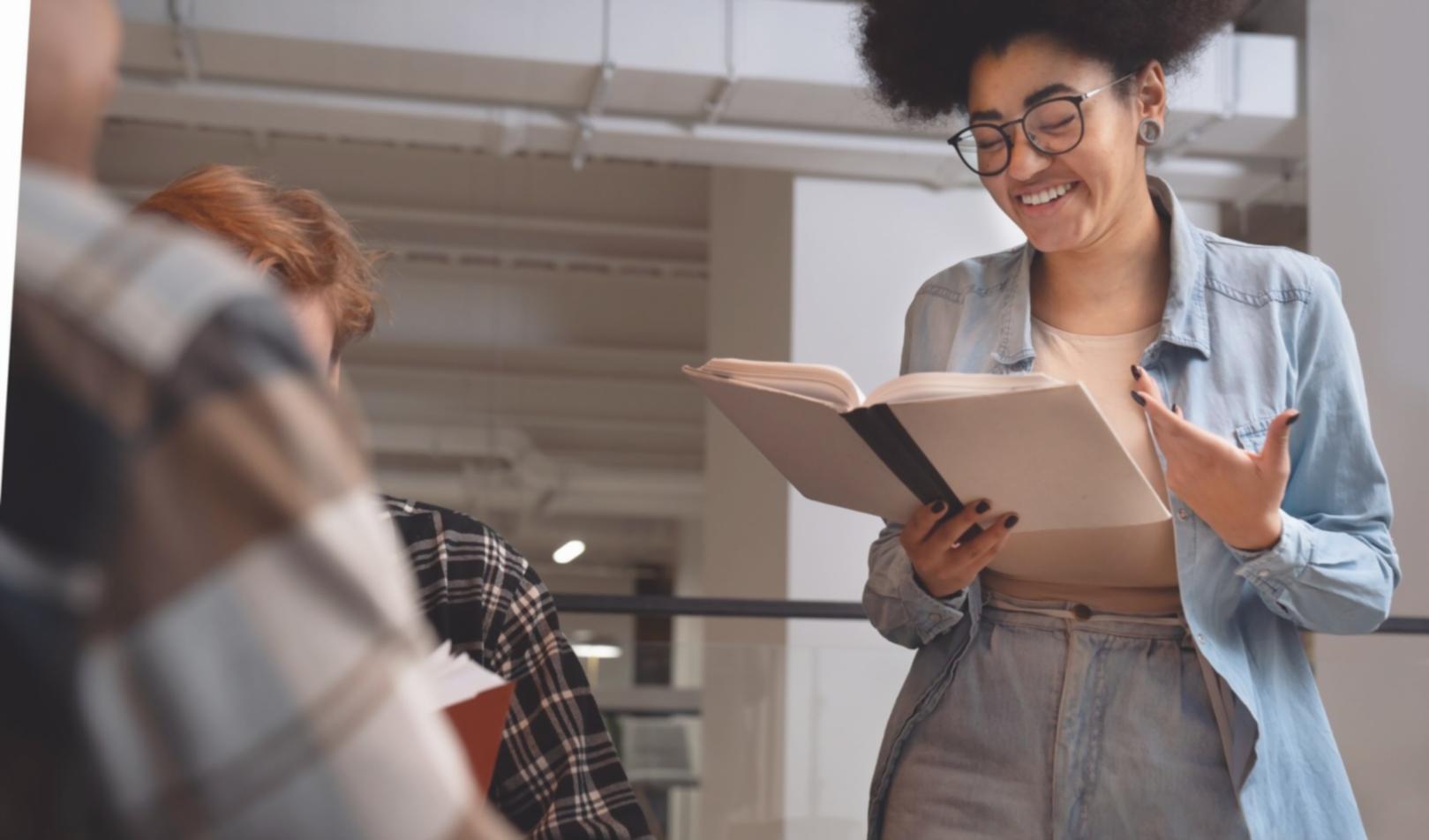 Espace de travail moderne avec documents financiers et outils de planification budgétaire
